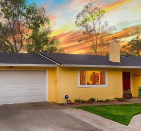 Small Store in 6254 Lexington Ave Los Angeles